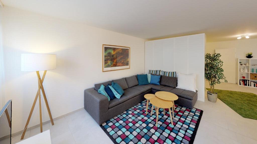 sala de estar con sofá y mesa en Unique Serviced Living @ Basel Waterfront (9001) en Basilea