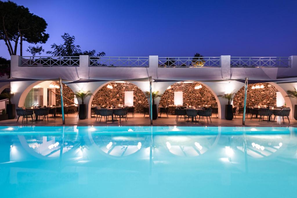 Bazén v ubytování Santorini Kastelli Resort nebo v jeho okolí