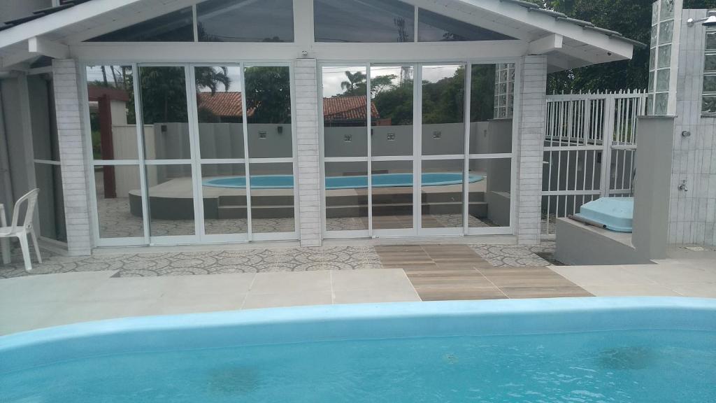  Casa com piscina