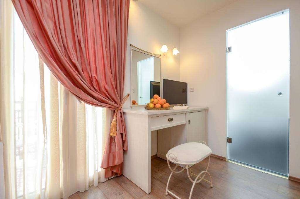 Kuchyň nebo kuchyňský kout v ubytování Aeolis Boutique Hotel
