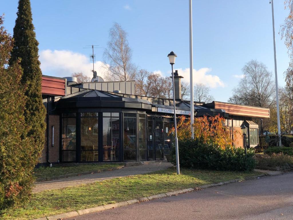 ein Gebäude mit Glasfassade auf einer Straße in der Unterkunft Green Door Hotel in Söderåkra