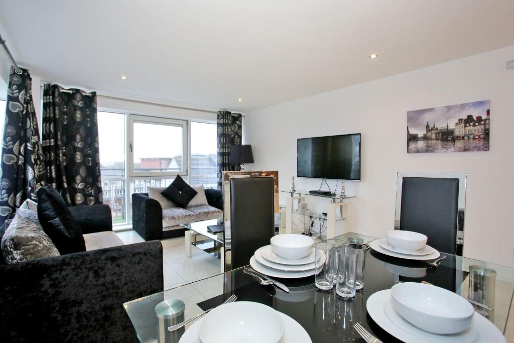 een woonkamer met een eettafel en een woonkamer bij Orange Apartments - Kepplestone in Aberdeen