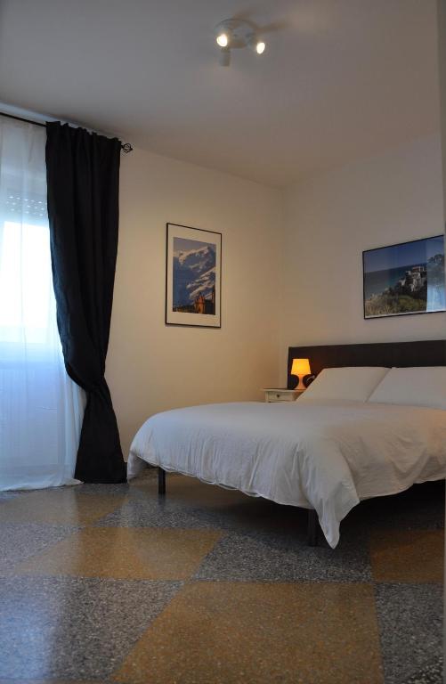 A bed or beds in a room at LoLè Apartment - Ancona