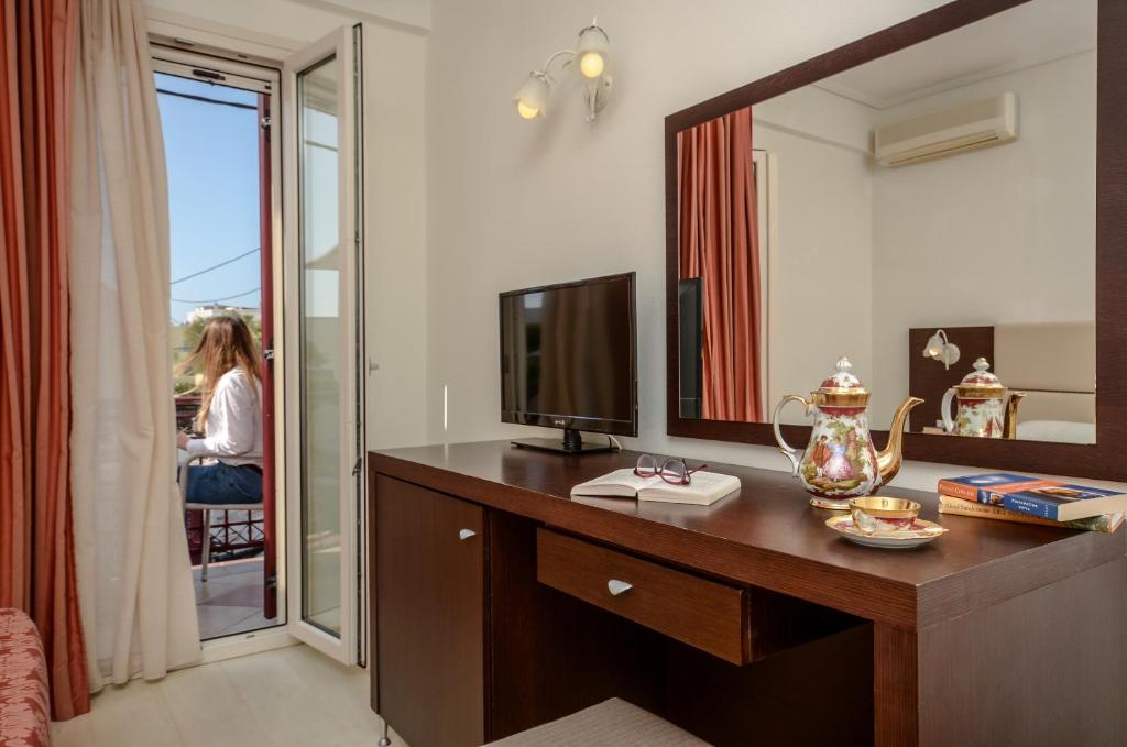TV a/nebo společenská místnost v ubytování Aeolis Boutique Hotel