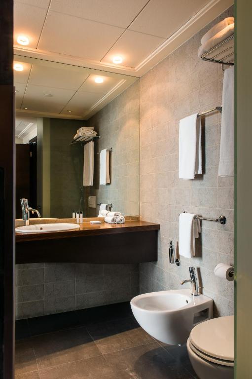 A bathroom at Hi Hotel Bari