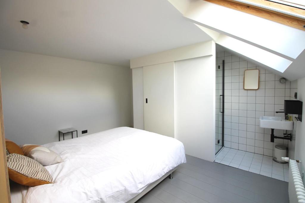Postel nebo postele na pokoji v ubytování Canopée guesthouse