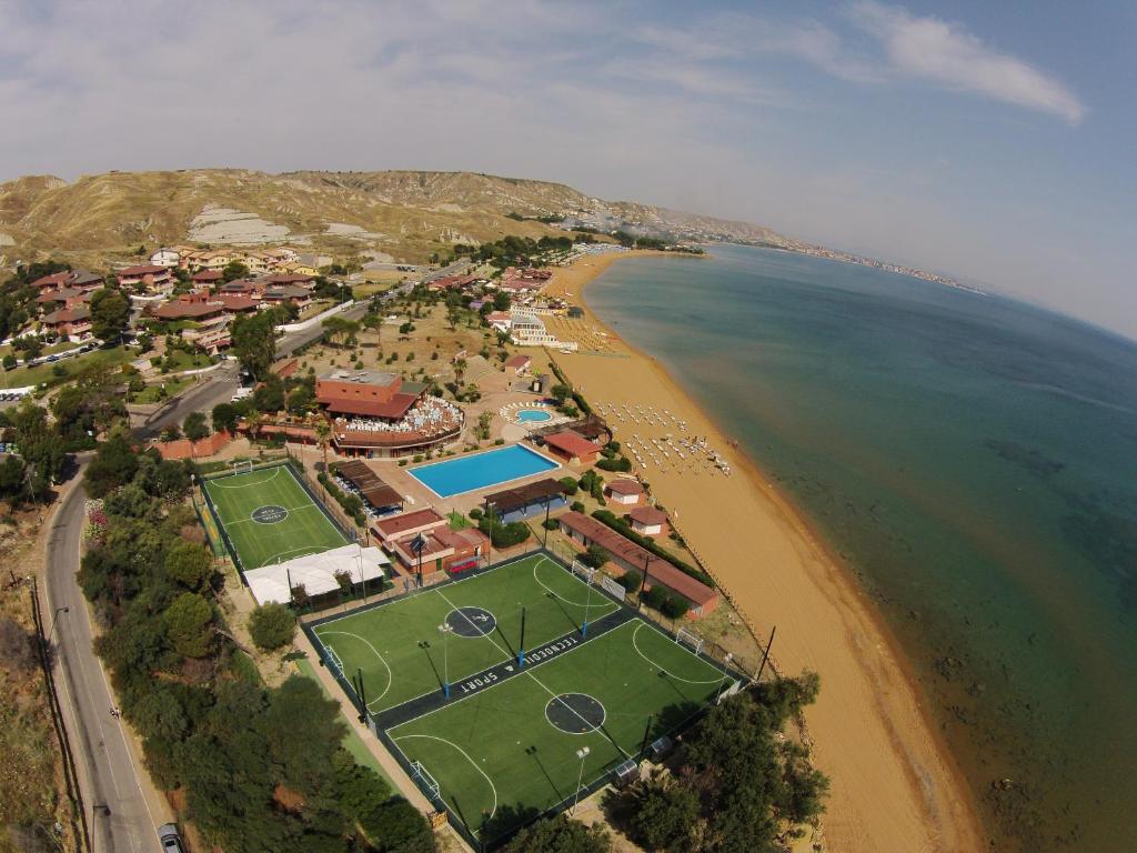 an aerial view of a beach with a tennis court at hotel villaggio Casarossa in Crotone