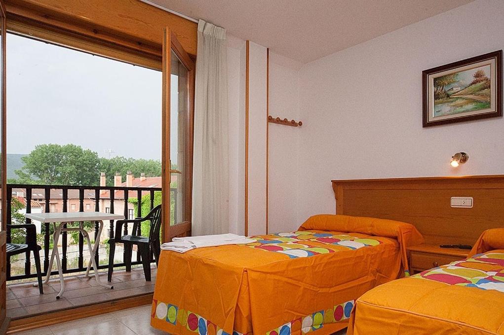 Posteľ alebo postele v izbe v ubytovaní Hostal Vinuesa