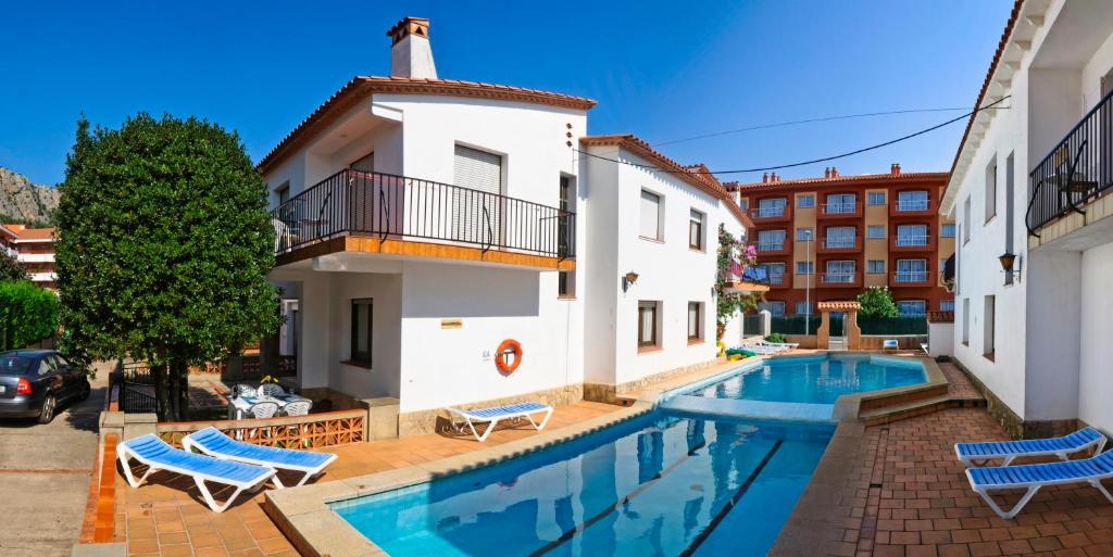 a swimming pool in front of a building at RVHotels Apartamentos Villas Piscis in L'Estartit