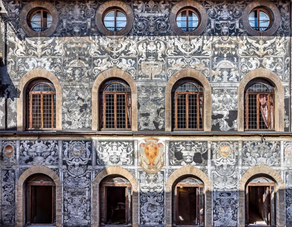 フィレンツェにあるPalazzo Bianca Cappello Residenza d'Epocaの窓がたくさんある建物