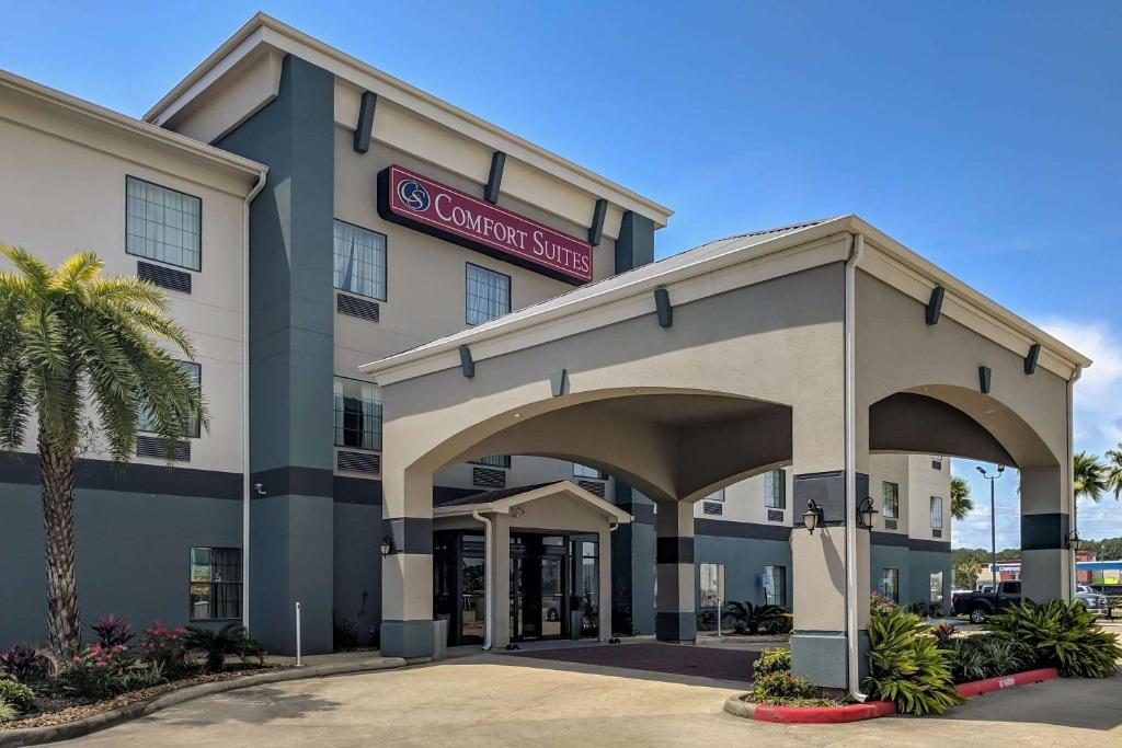 a front view of a hotel with a sign on it at Comfort Suites Sulphur-Lake Charles in Sulphur