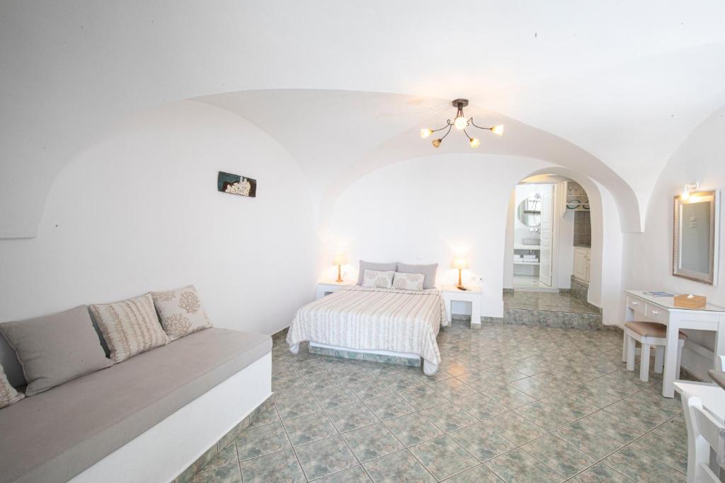 Postel nebo postele na pokoji v ubytování Santorini View Studios - Firostefani Caldera