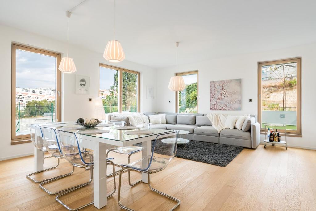Posedenie v ubytovaní The Majestic Bel Etage Upscale Apartment with Pool