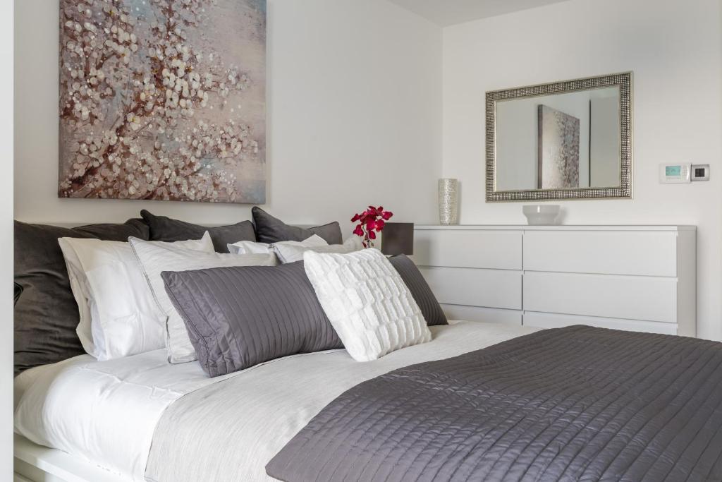 Posteľ alebo postele v izbe v ubytovaní The Majestic Bel Etage Upscale Apartment with Pool