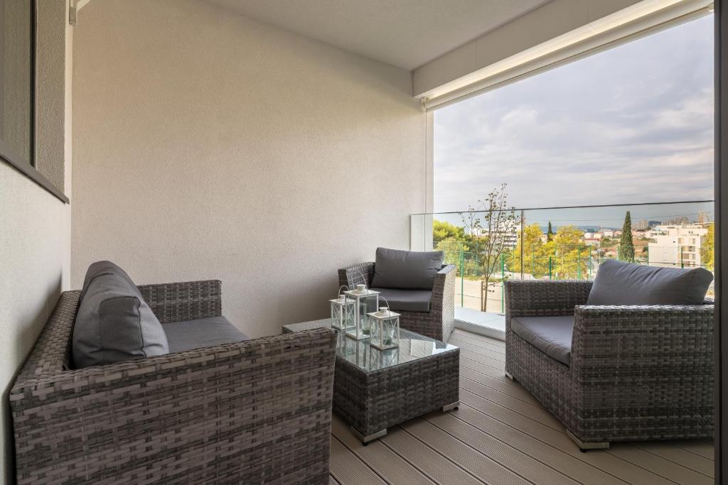 Posedenie v ubytovaní The Majestic Bel Etage Upscale Apartment with Pool