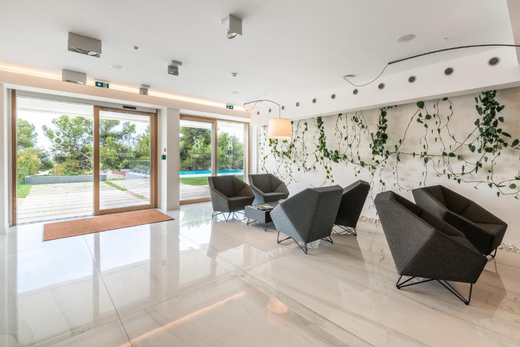 Posedenie v ubytovaní The Majestic Bel Etage Upscale Apartment with Pool