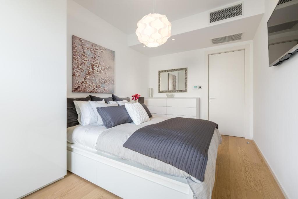 Posteľ alebo postele v izbe v ubytovaní The Majestic Bel Etage Upscale Apartment with Pool