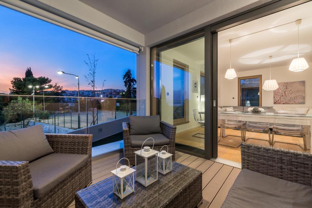 Posedenie v ubytovaní The Majestic Bel Etage Upscale Apartment with Pool