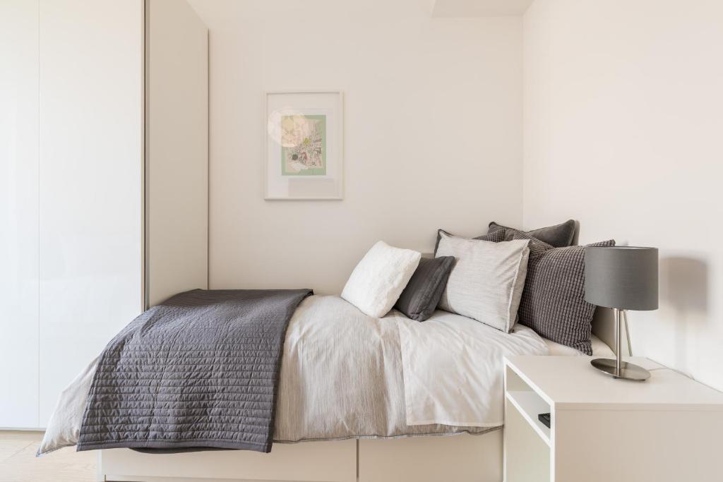 Posteľ alebo postele v izbe v ubytovaní The Majestic Bel Etage Upscale Apartment with Pool
