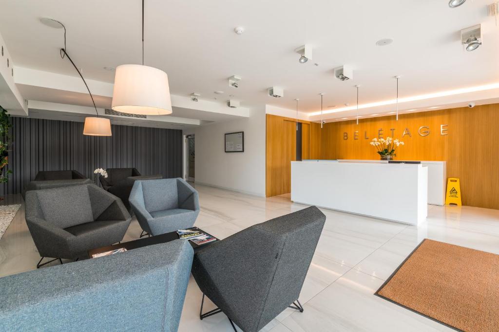Posedenie v ubytovaní The Majestic Bel Etage Upscale Apartment with Pool