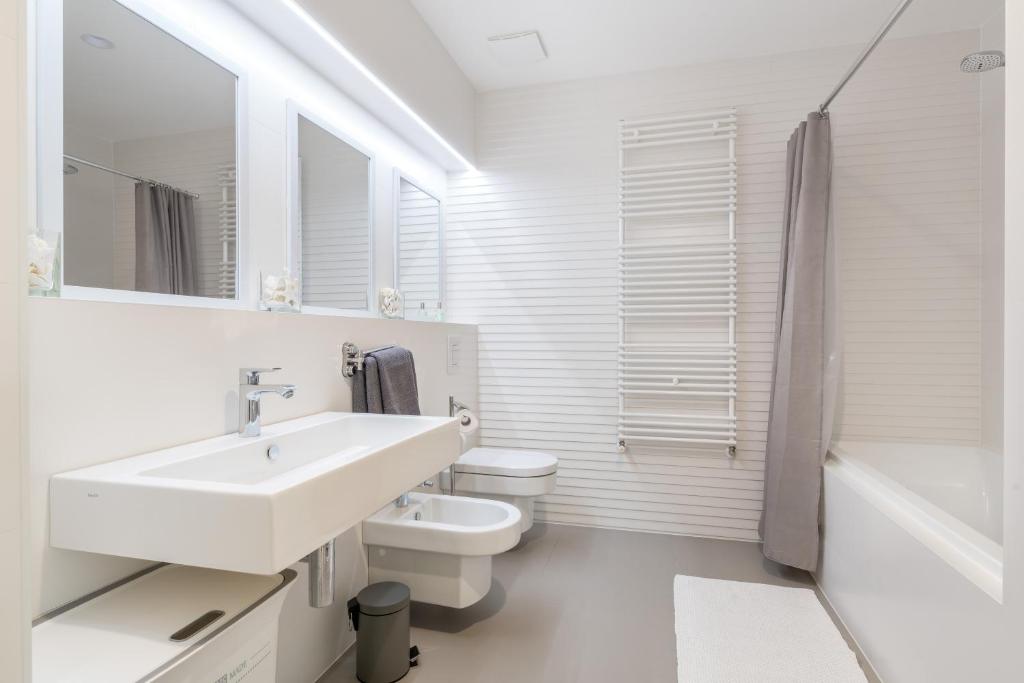 Kúpeľňa v ubytovaní The Majestic Bel Etage Upscale Apartment with Pool