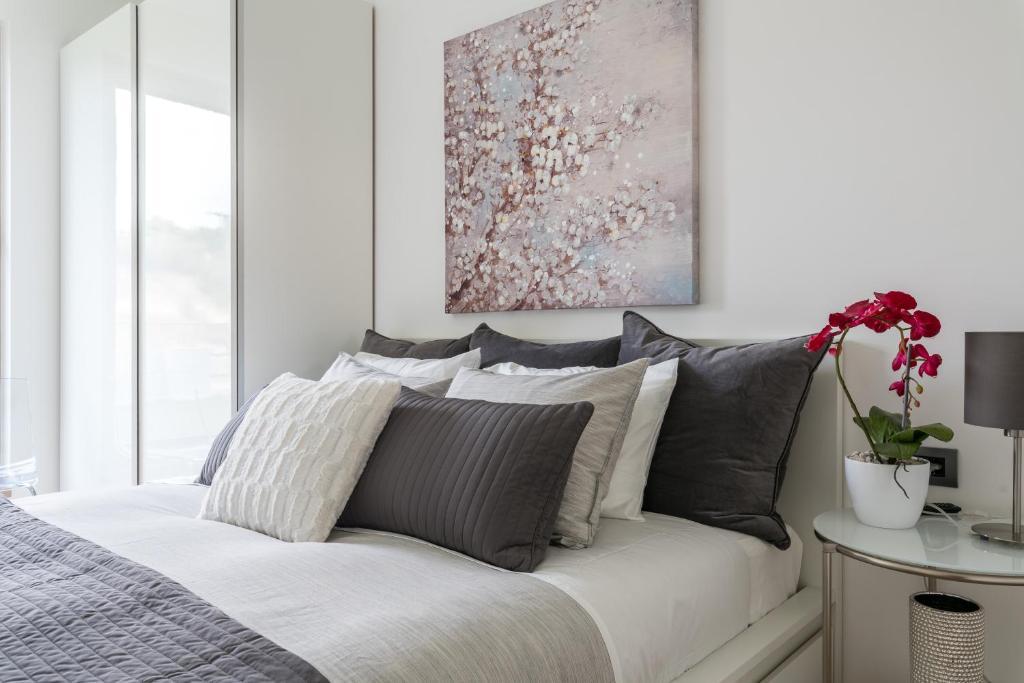 Posteľ alebo postele v izbe v ubytovaní The Majestic Bel Etage Upscale Apartment with Pool