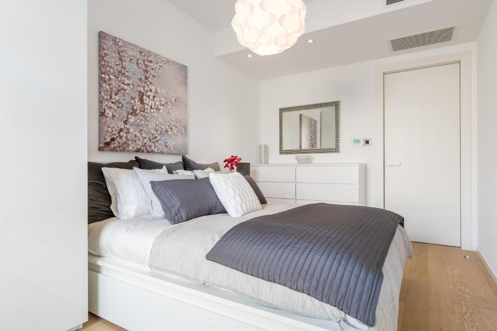 Posteľ alebo postele v izbe v ubytovaní The Majestic Bel Etage Upscale Apartment with Pool