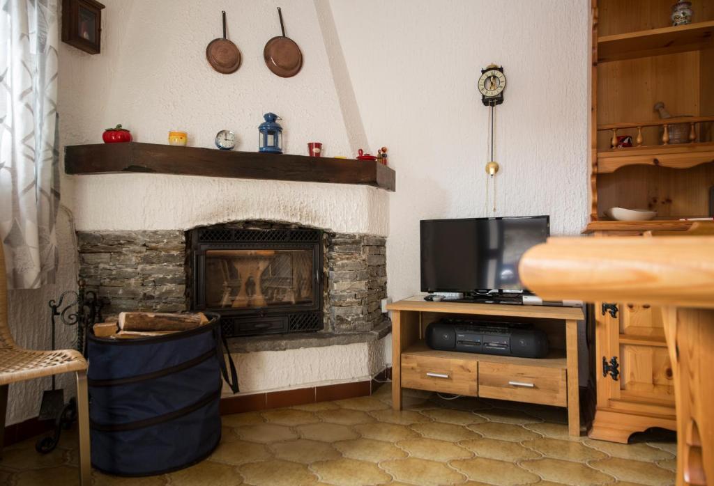 TV a/nebo společenská místnost v ubytování CORTE DI CAVNE'