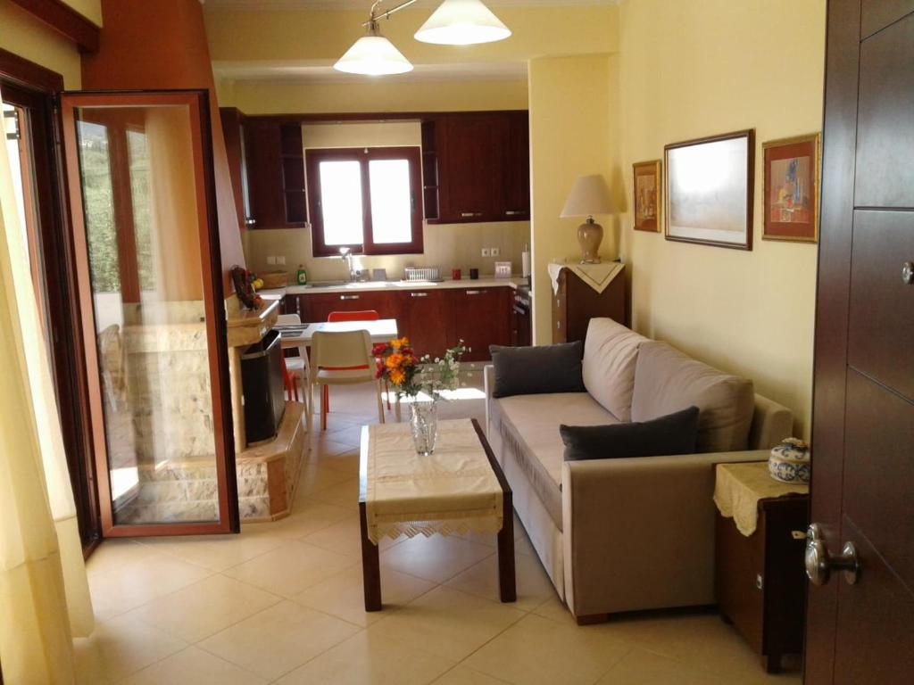 - un salon avec un canapé et une table dans l'établissement Avia, house with privillaged view, 100 meters from the sea, à Avía