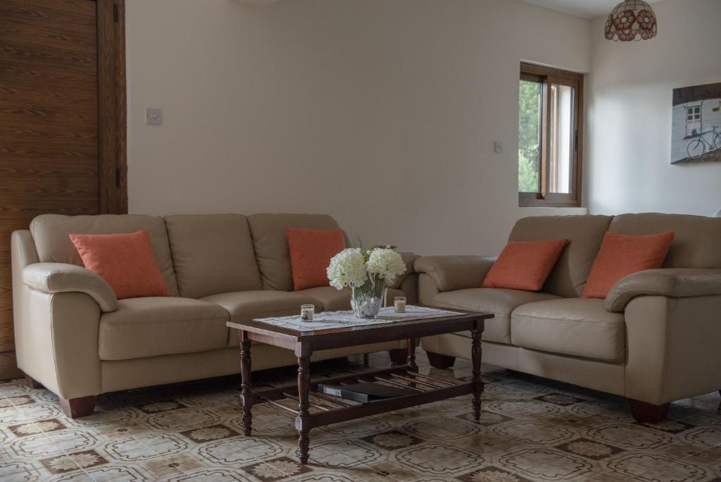 una sala de estar con un sofá y una mesa en Cherry Cottage, en Kato Platres