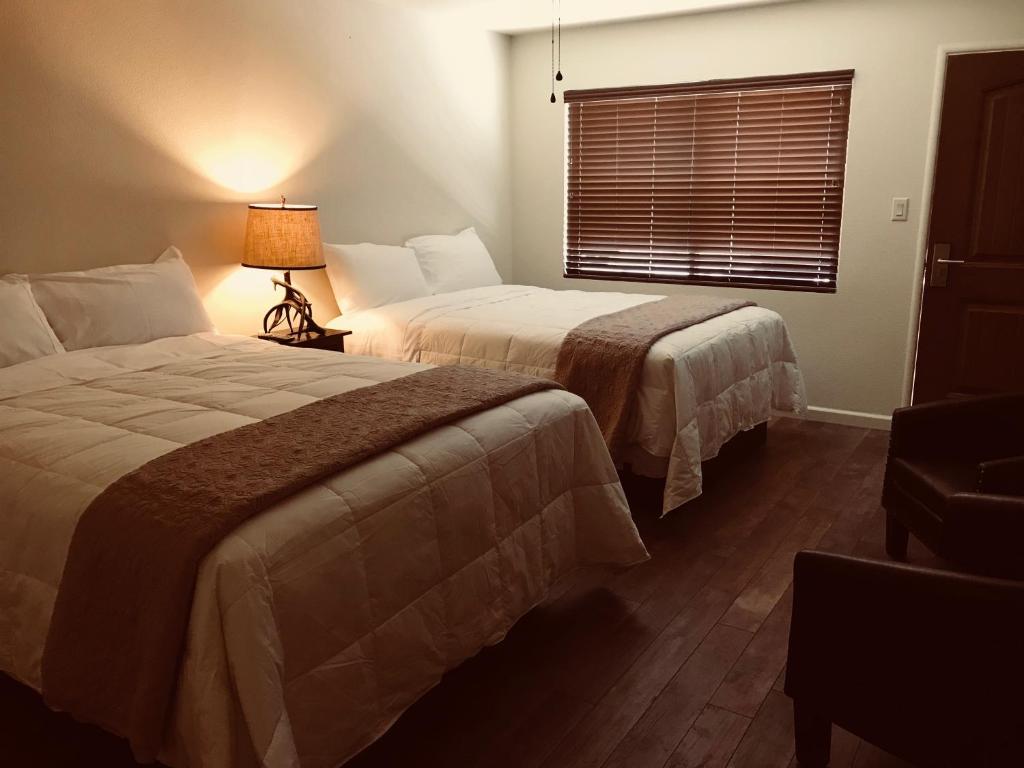 2 camas en una habitación de hotel con ventana en Village at Childs Meadow, en Mill Creek