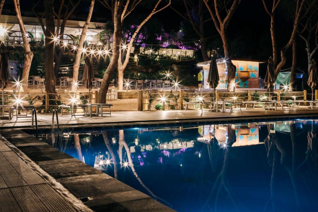 una piscina notturna con luci di Hotel Fontermosa a Fonteblanda