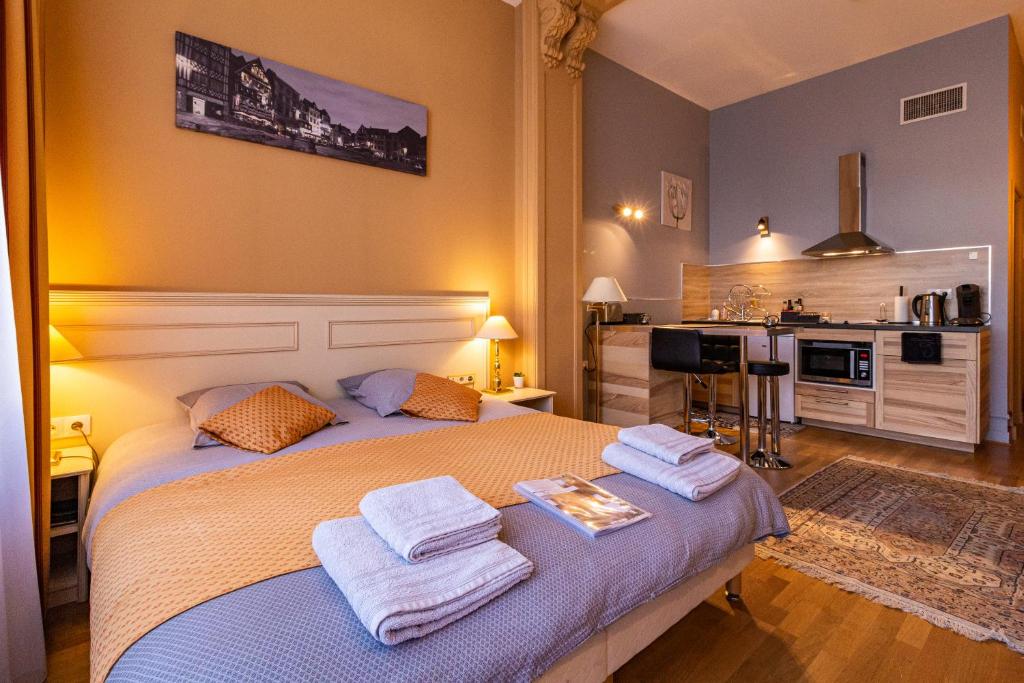 een slaapkamer met een bed met handdoeken erop bij La Villa in Rouen