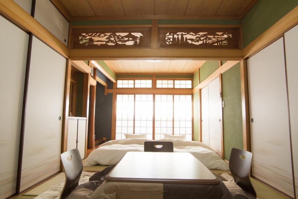 松山市にあるMatsuyama - House / Vacation STAY 57590のベッドとテーブルと椅子のある部屋