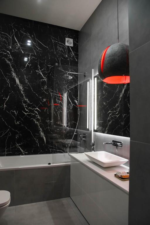 Koupelna v ubytování Apart Hotel на Трояндовой