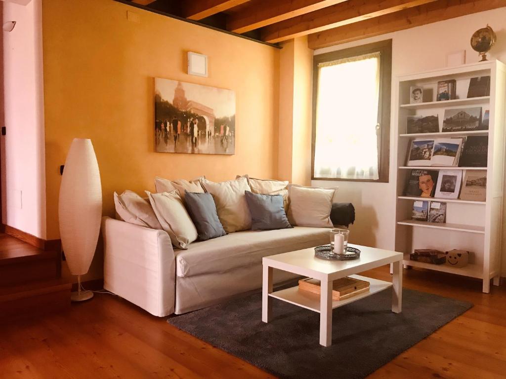 sala de estar con sofá y mesa en beb - casa vacanze San Gallo, en Farra di Soligo