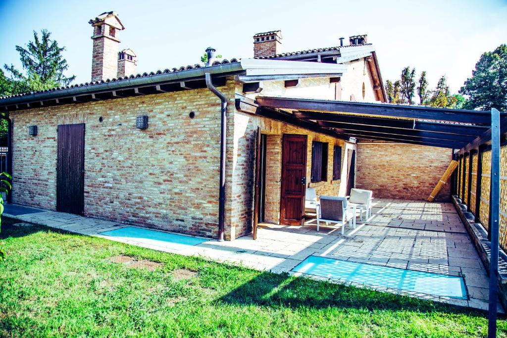 ein Backsteinhaus mit einer Tür und einer Terrasse in der Unterkunft CASA DI ATOS fiera district in Bologna