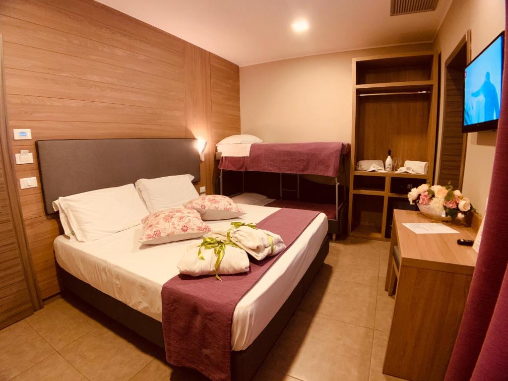 Postel nebo postele na pokoji v ubytování Hotel Smeraldo