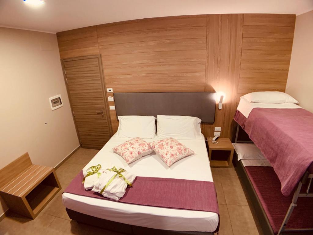 Postel nebo postele na pokoji v ubytování Hotel Smeraldo