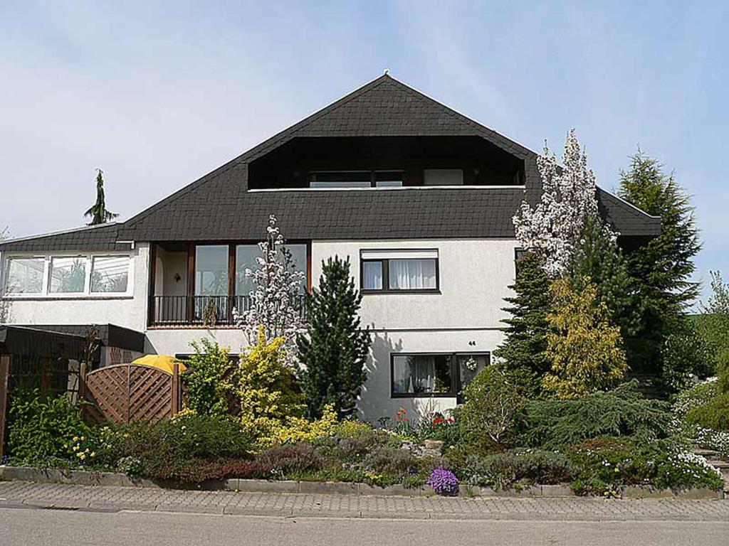 duży biały dom z czarnym dachem w obiekcie Ferienwohnung Urlaub im Kraichgau w mieście Sinsheim