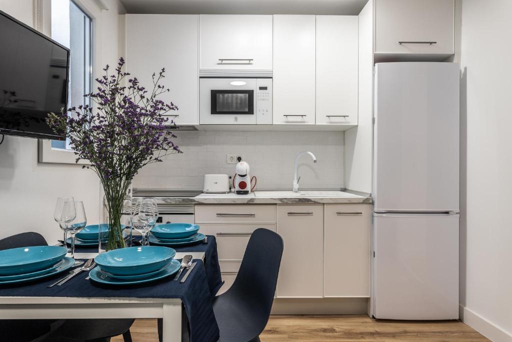 A kitchen or kitchenette at Waou Atocha I - Alquiler Corta Duración