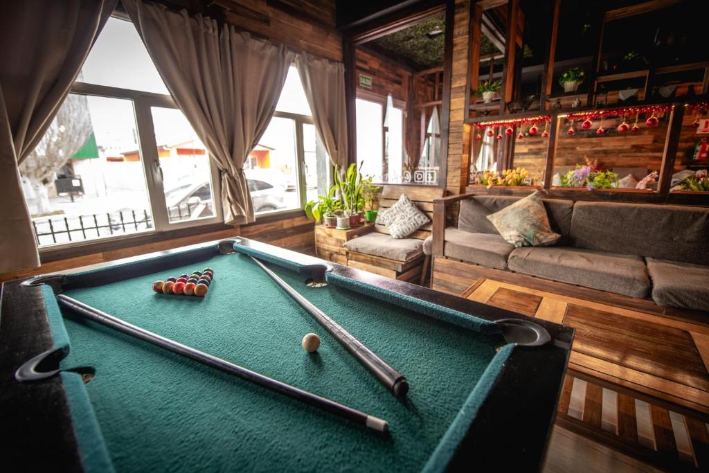 Biliár nebo kulečník v ubytování Oshovia Hostel