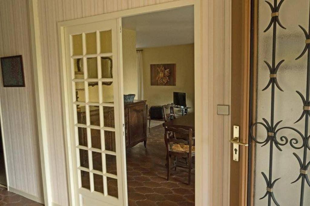 a door leading into a room with a dining room at VILLA LA LURETTE, appartement et studio in Saint-Étienne-les-Orgues