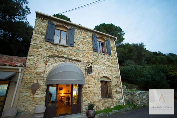 un gran edificio de piedra con una ventana en él en L'Auberge du Chat qui Pêche, en Canari