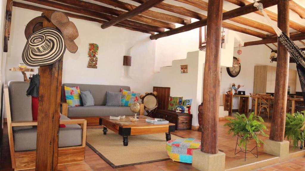 sala de estar con sofá y mesa en CasaNeral_Barichara, en Barichara