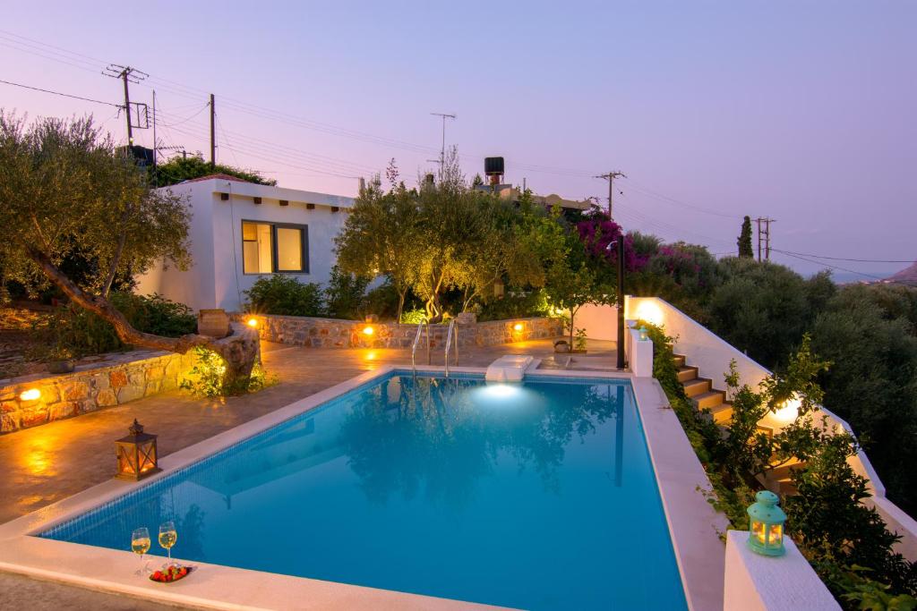 una piscina en el patio trasero de una casa en Villa Douloumi, en Milatos