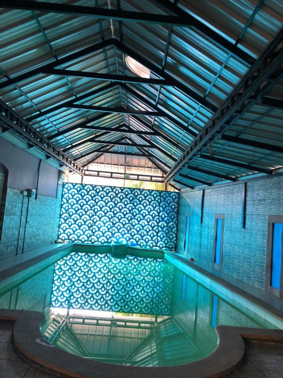 科欽的住宿－Palm Rivera Kochi，蓝色瓷砖建筑中的游泳池
