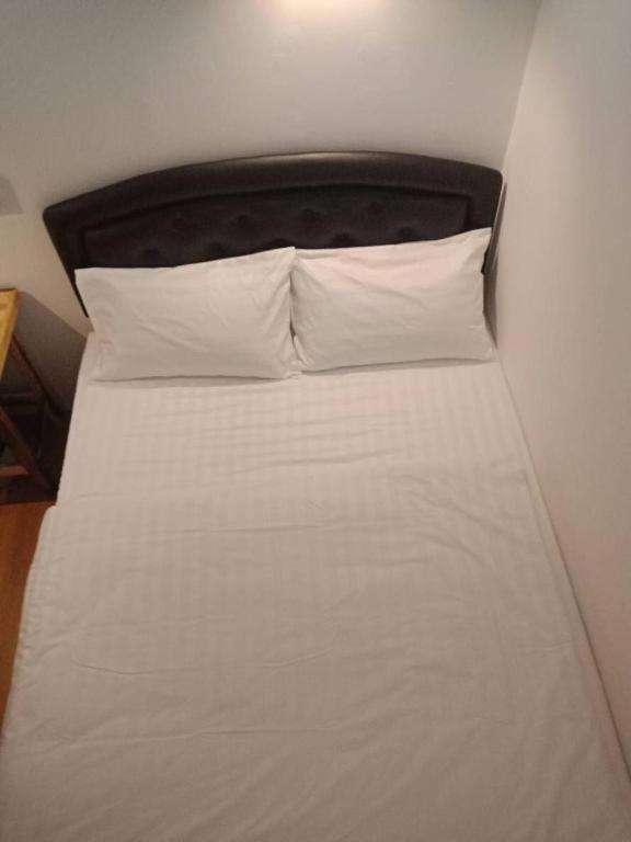 Een bed of bedden in een kamer bij Seahorse Lipe Hostel