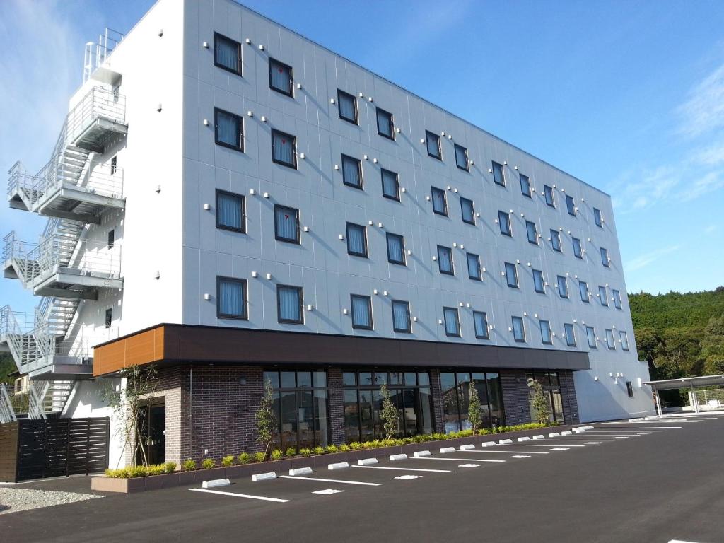 un gran edificio blanco con muchas ventanas en HOTEL WIN en Imari
