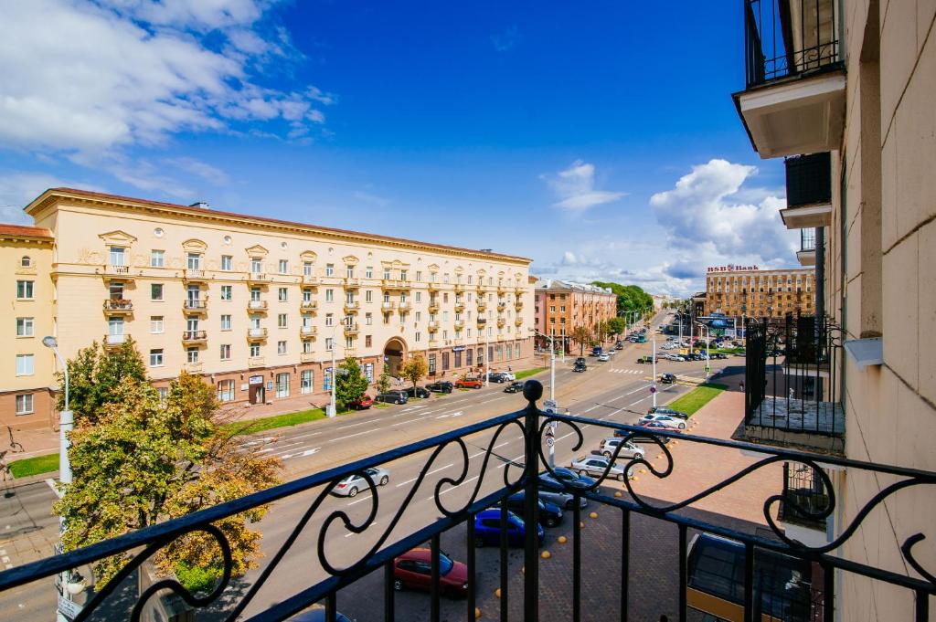 einen Balkon mit Blick auf eine Stadtstraße in der Unterkunft Apartments Kiselyova in Minsk